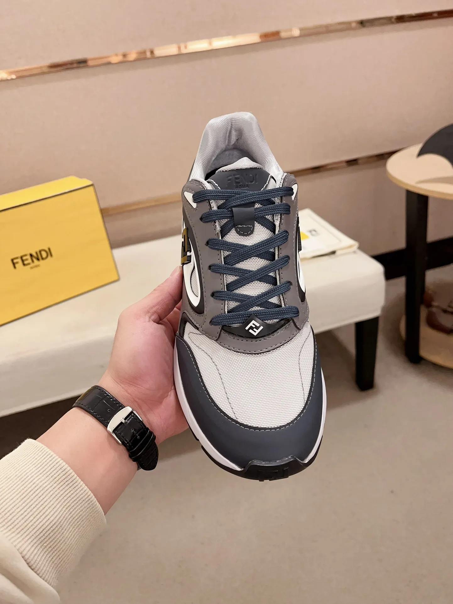 Men's shoes💰: 760💰(Higher version) [Fendi] Fendi's latest casual shoes for men! Available at counters simultaneously! A one-to-one replica of the original. Made entirely of imported top-grain calfskin, the interior is made of top-grain water-dyed cowhide, and the original factory-supplied rubber outsole. Leading new fashion concepts. Matching code: 39-44. 38.45 can be customized and cannot be returned or exchanged!